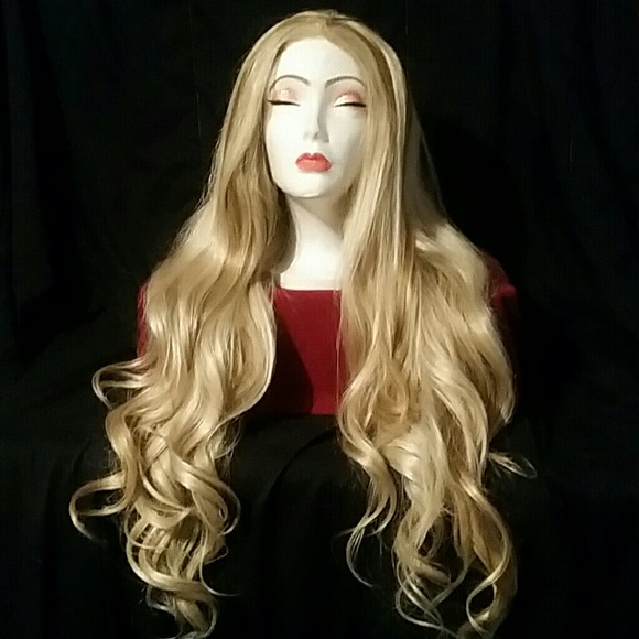 Accessories - Blonde w/brown highlights synthetic wig 💛